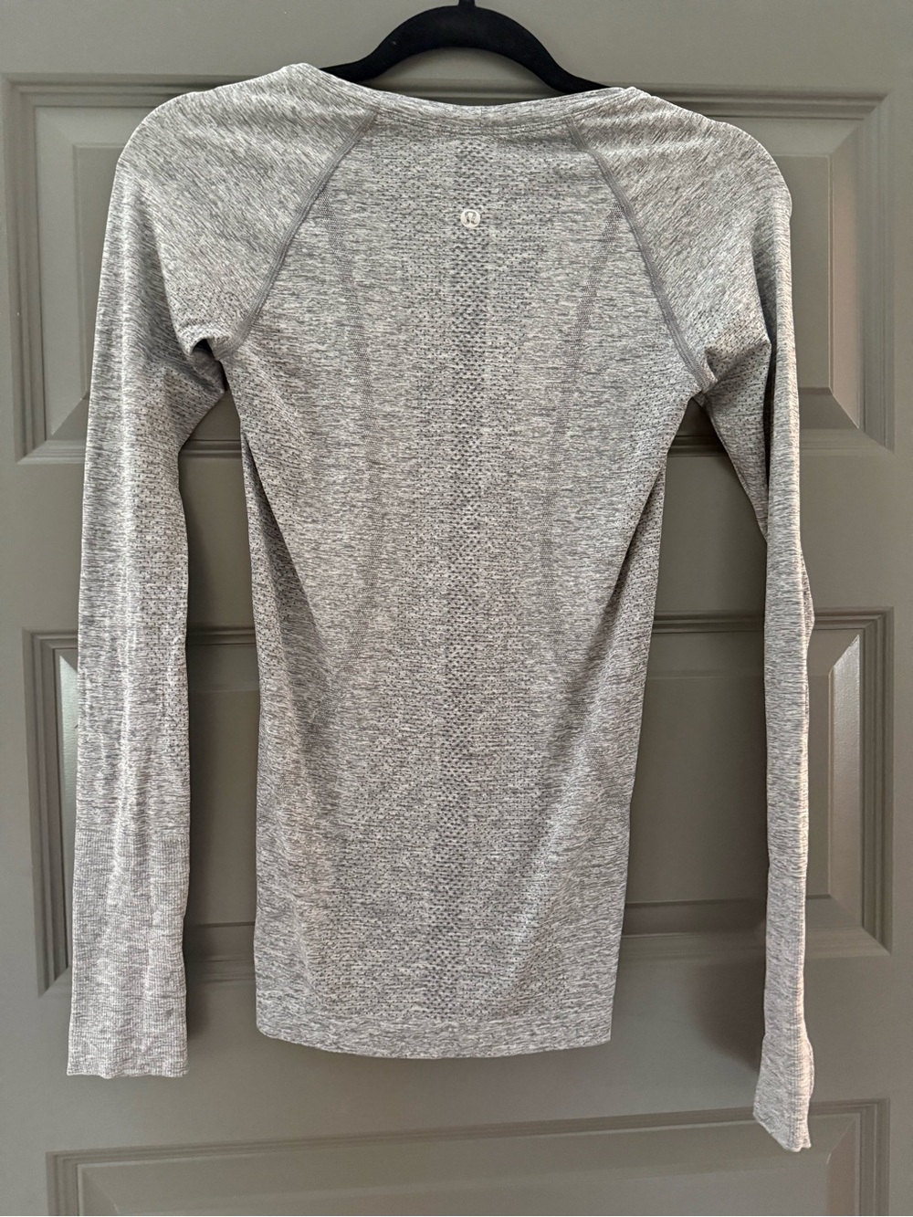 Lululemon Athletica Swiftly Tech Long Sleeve Grey Top, size 4 - Picture 3 of 4